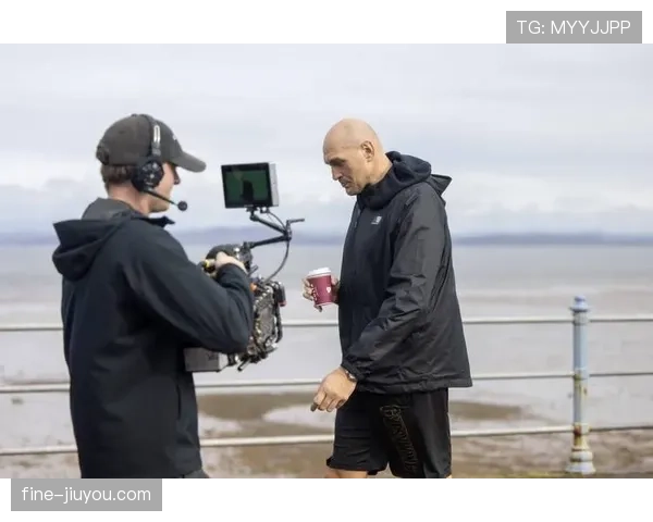 刷到泰森·富里家里照，灯光音响堪比夜店，隔壁阿姨的表情跟我一样懵