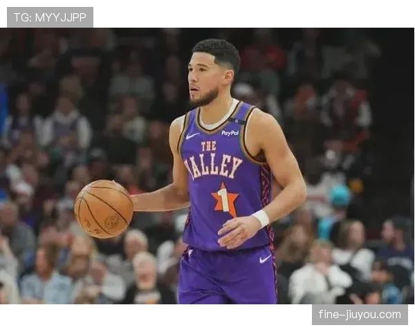 德文·布克球场上像邻家大哥，酒吧里刷卡那一刻把我们这些凡人分成两拨人