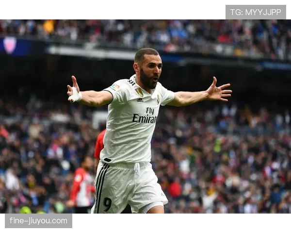 本泽马的进球能力是否依赖体系支撑？技术角色与自主创造解析